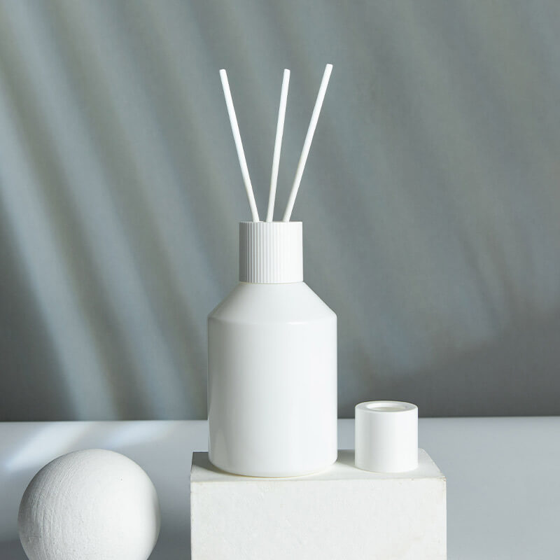 White Porcelain Reed Diffuser Glass Bottle with Rattan Sticks - Xuzhou OLU Daily Products Co., Ltd. Featured Image