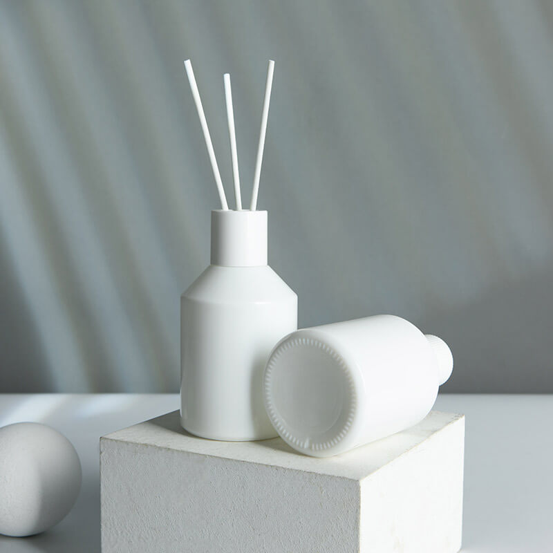 White Porcelain Reed Diffuser Glass Bottle with Rattan Sticks - Xuzhou OLU Daily Products Co., Ltd.